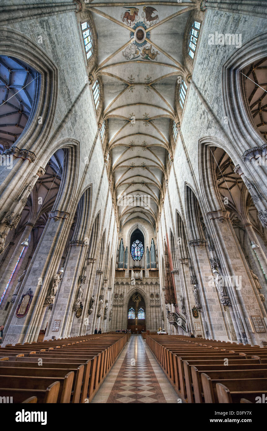 L'interno di Ulm Minster in Germania una chiesa gotica iniziata nel XIV secolo è attualmente il più alto la Chiesa in tutto il mondo. Foto Stock