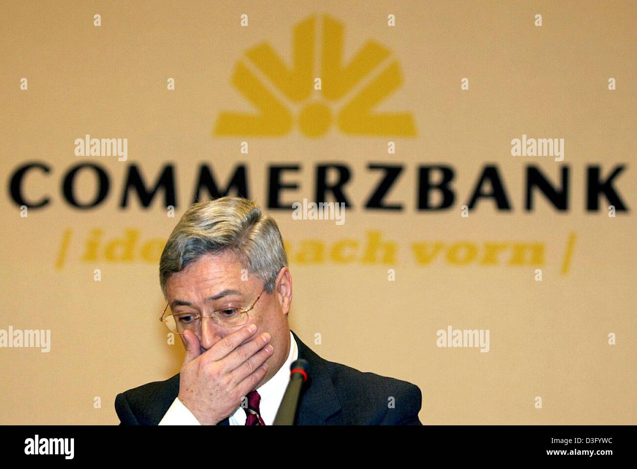 (Dpa) - Klaus-Peter Mueller, amministratore delegato di Commerzbank AG, sembra infelice nel corso di una conferenza stampa a Francoforte sul Meno, il 5 febbraio 2003. Il pre-imposta la perdita di esercizio per il 2002 ammonta a 372 milioni di euro dal fondo in linea è la perdita di 298 milioni di euro. Mueller ha detto che sarebbe nondimeno chiedere agli azionisti di approvare un dividendo di 10 centesimi di euro per azione. Nonostante le condizioni avverse, il consiglio di amministrazione si aspetta che t Foto Stock