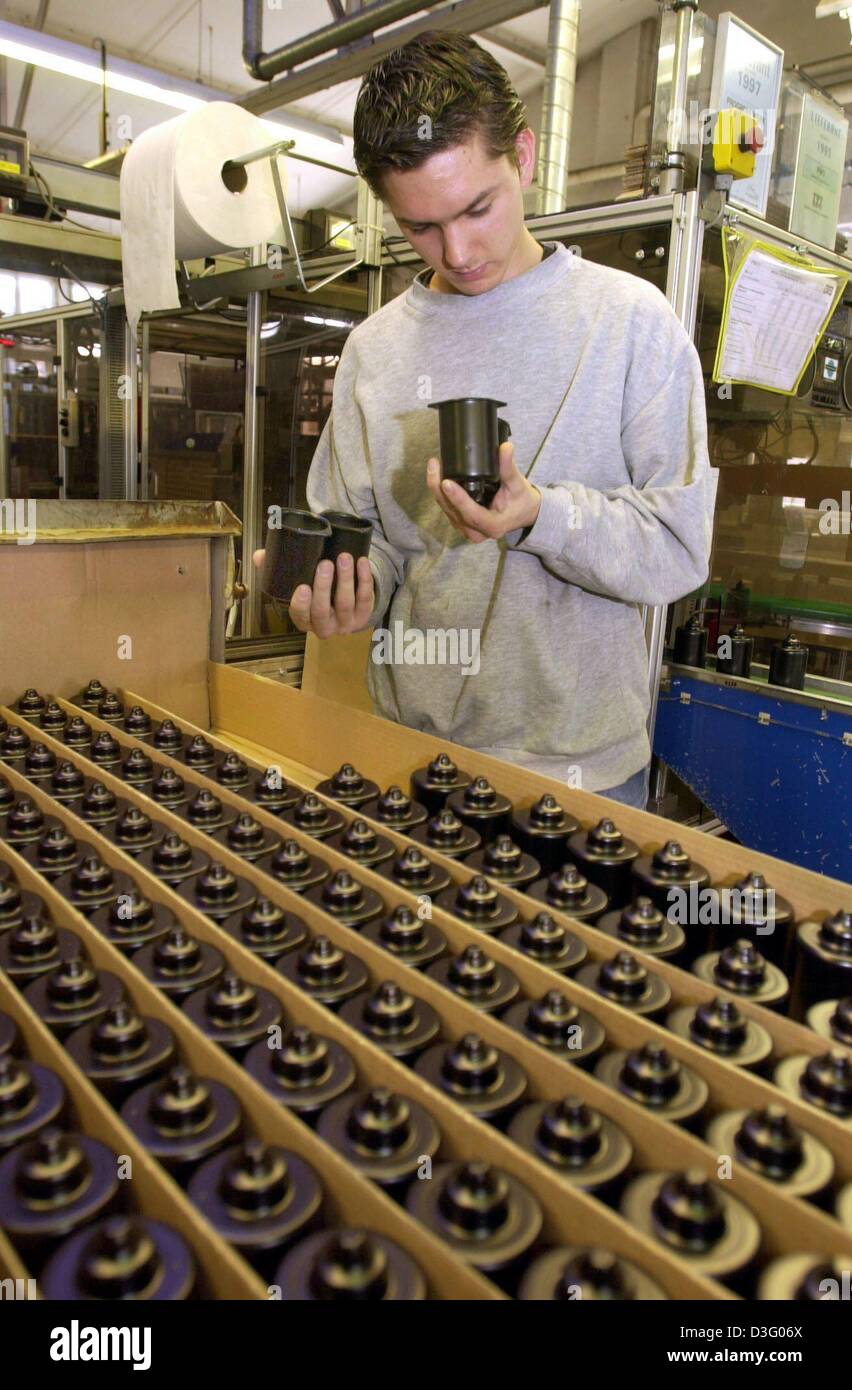 (Dpa) - Un dipendente di parti di automobili società "Progress-Werk Oberkirch AG" (PWO) sta verificando casi per i motorini del tergivetro anteriore, Oberkirch, Germania, 7 aprile 2003. PWO gruppo ha aumentato le sue vendite nel 2002 da 9,2% a 175,2 milioni di euro. Incentrato sul comfort e la sicurezza di componenti per auto, PWO una crescita delle vendite per il 2003, troppo, come gli acquirenti di auto sono esigenti queste funzioni. Foto Stock