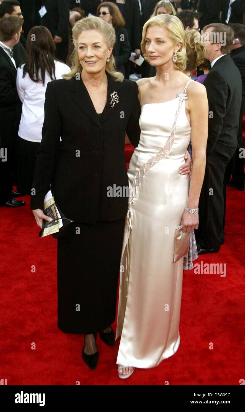 (Dpa) - Il British attrice Vanessa Redgrave (L) ('Howards fine', 'l'Bostonians') arriva con sua figlia, l'attrice Joely Richardson ("sotto il cielo", "Il Patriot'), al sessantesimo Golden Globe Awards show di Beverly Hills, 19 gennaio 2003. Foto Stock