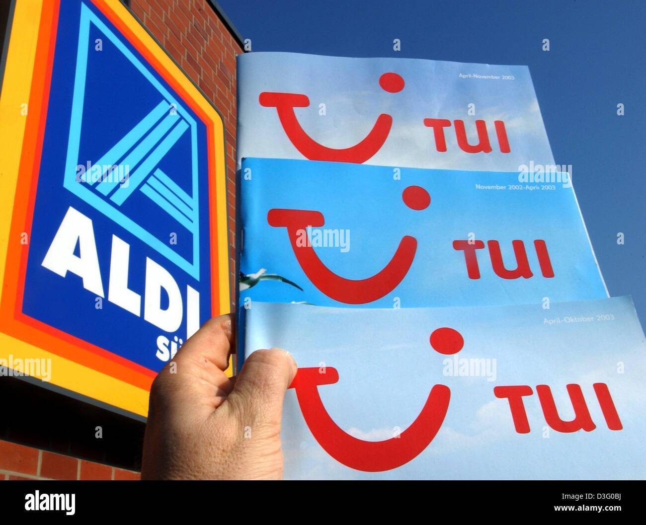 Dpa) - Una vista del logo di Aldi, la catena di supermercati e tre opuscoli  di viaggio con il logo della TUI, viaggi e tour operator a Duesseldorf in  Germania, 28 febbraio