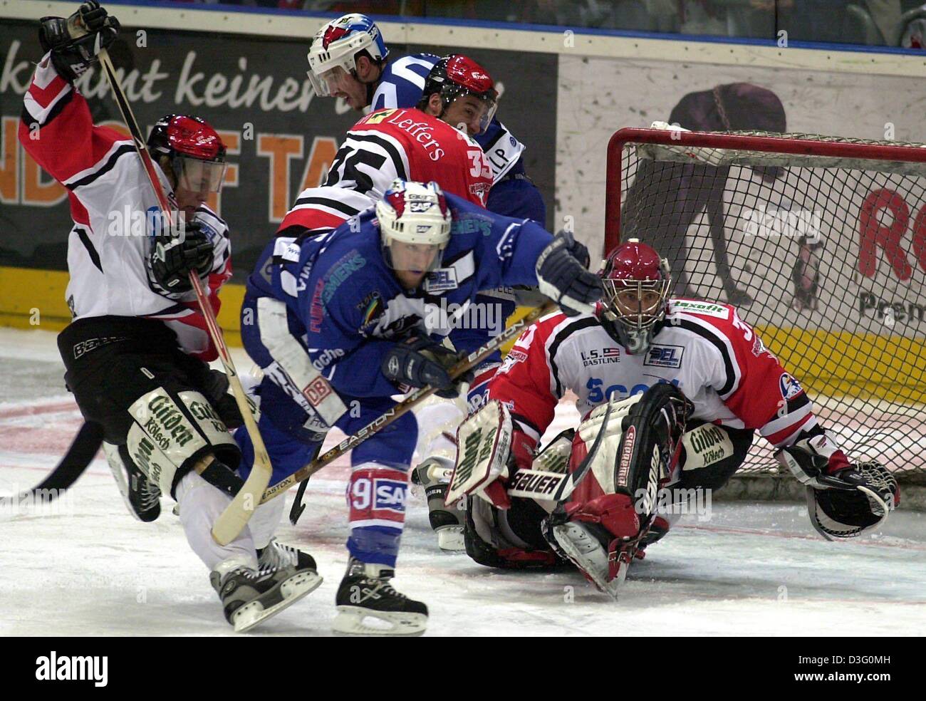 (Dpa) - Mannheim il riscontro canadese Mike Kennedy (C) trys affermare se stesso contro la colonia centro del giocatore Tino Boos (L) mentre Colonia ci del portiere Chris Rogles (R) blocca il modo in cui l'obiettivo durante l'hockey su ghiaccio Adler Mannheim (Eagle Mannheim) contro Koelner Haie (Colonia squali) presso i play-off semifinali della Deutsche Eishockey-Pokal (Campionato tedesco ice hocke Foto Stock