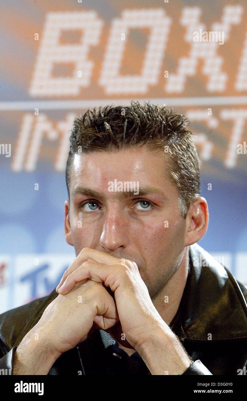 (Dpa) - boxeur canadese Eric Lucas, l'attuale campione del mondo in super middleweight pugilato, mantiene la sua mani piegate di fronte al suo mento durante una conferenza stampa a Leipzig, Germania, 2 marzo 2003. Lucas dovrà difendere il suo titolo contro il Challenger boxer tedesco Markus Beyer a WBC (World Boxing consiglio) campioni del mondo combattere in super middleweight boxe il 5 marzo 2003. Foto Stock