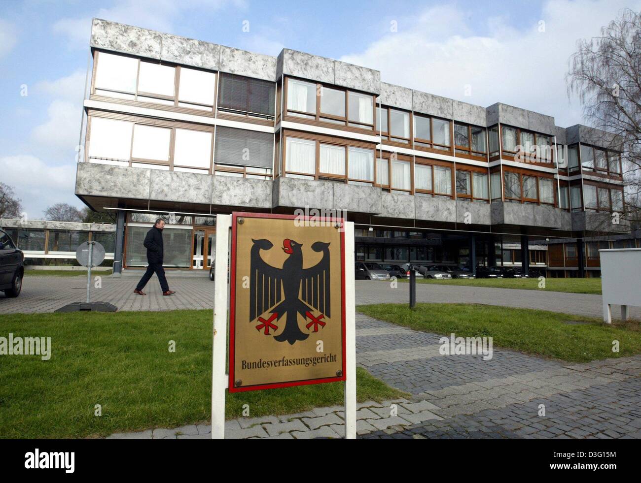 (Dpa) - Una vista dell'edificio della Corte costituzionale federale tedesca (Bundesverfassungsgericht, LPP) di Karlsruhe in Germania, 12 febbraio 2003. Fondata nel 1951, è la più alta corte in Germania, che assicura che leggi costituzionali in Germania sono osservate. Le sue decisioni sono definitive e non possono essere oggetto di ricorso. Come indipendente e unpolitical corpo, la decisione della corte sono anche ma Foto Stock