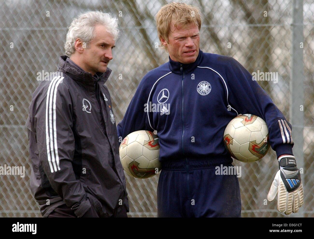 Dpa) - Rudi Voeller (L), la nazionale tedesca allenatore di calcio, parla  con il portiere Oliver KAHN durante il corso di formazione in  Herzogenaurach, Germania, 25 marzo 2003. La Germania dovrà affrontare