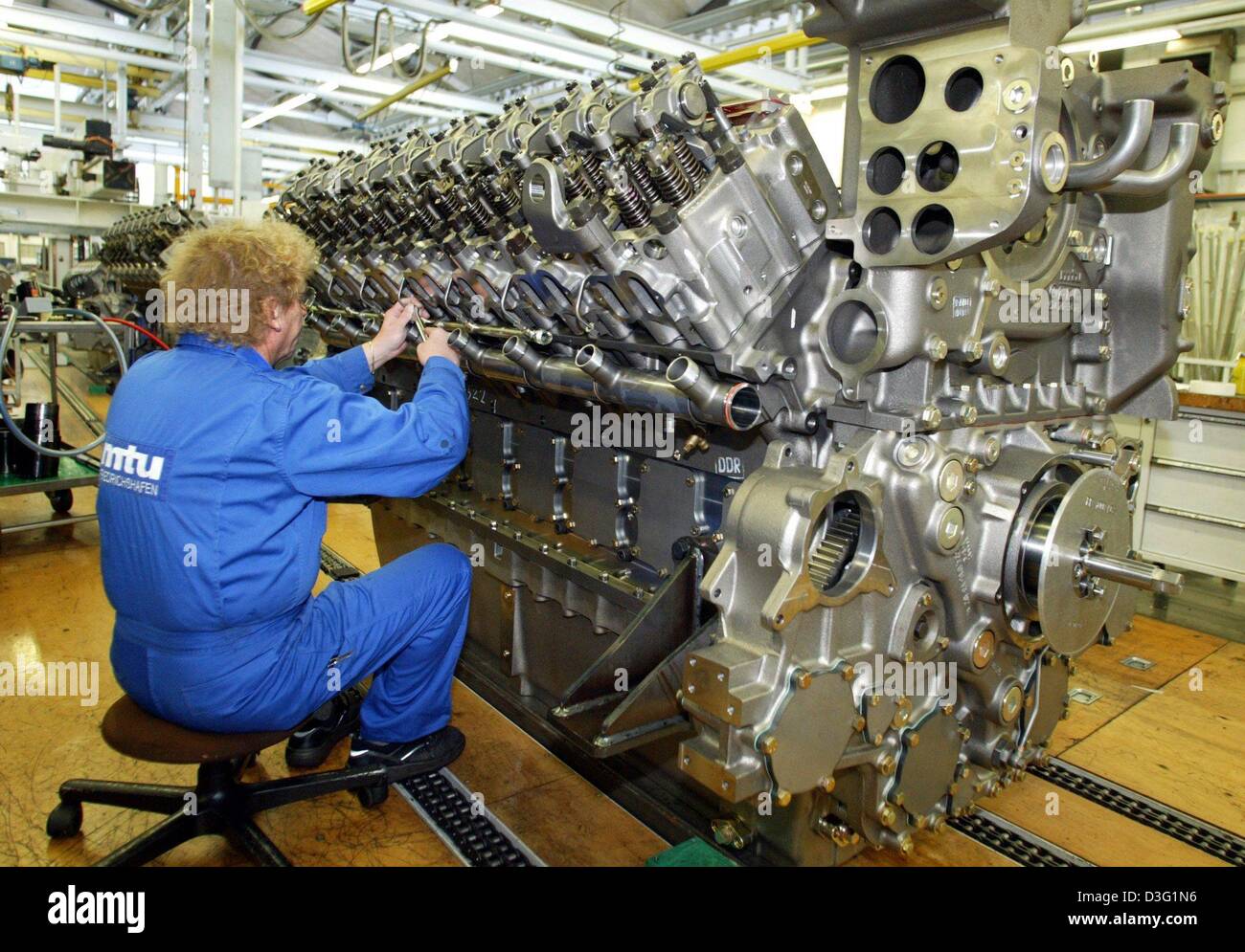 (Dpa) - Un dipendente di MTU Aero Engines, produttore di aeromobili Motori a turbina, lavora su un motore del tipo serie 4000 nella produzione hall di MTU Aero Engines a Friedrichshafen, Germania, 18 marzo 2003. La società sviluppa motori per militari e civili di aerei ed elicotteri. Si tratta di un 100 percento controllata di DaimlerChrysler dal luglio 2000. Per la prima volta dopo Foto Stock