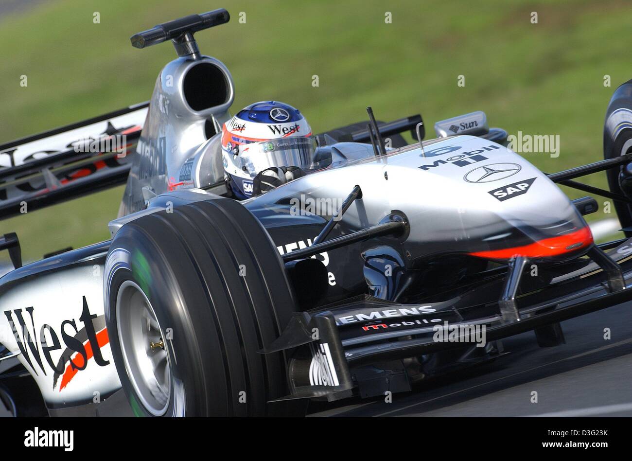(Dpa) - Finlandese pilota di Formula Uno Kimi Raeikkoenen del team McLaren-Mercedes gare il suo bolide durante i corsi di formazione di qualifica su Albert Park Race Track in Melbourne, 8 marzo 2003. Foto Stock