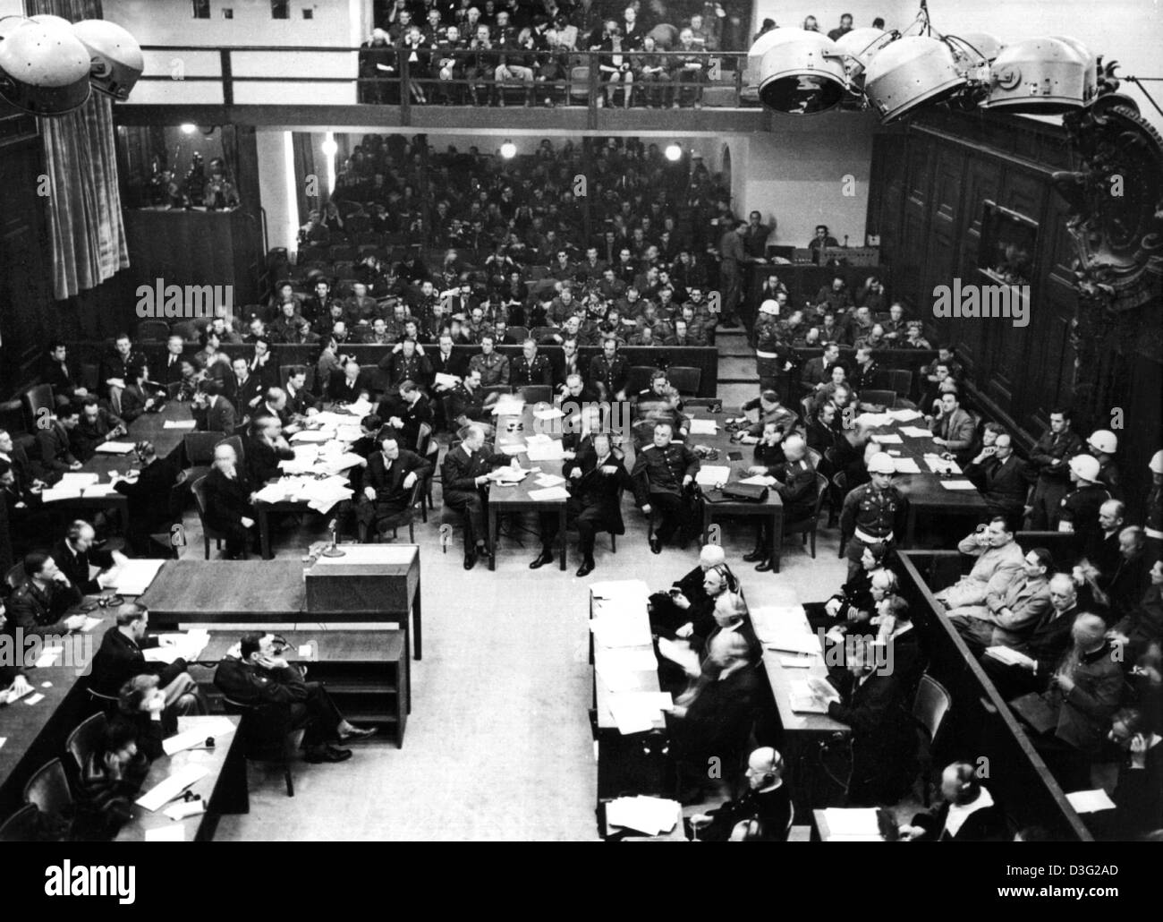 (Dpa file) - Una vista sopra le aule di tribunale in apertura del processo di Norimberga, nel palazzo di Giustizia di Norimberga, Germania, 20 novembre 1945. Sul lato destro sit convenuti, davanti a loro i loro avvocati della difesa, sullo sfondo il membro avvocati, e dietro di loro la stampa. Gli spettatori sono guardando la versione di prova dal balcone. Sulla sinistra sono gli stenografi un Foto Stock