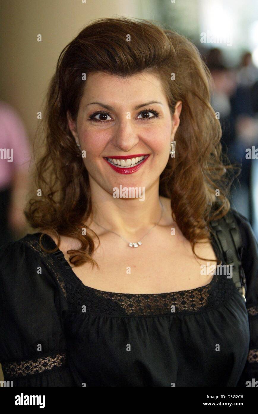 (Dpa) - attrice greca Nia Vardalos sorrisi mentre ella pone per un'immagine durante una cena la sera con altri nominati per l'oscar in Beverly Hills, Stati Uniti d'America, 10 marzo 2003. Nia Vardalos è nominato per la migliore sceneggiatura Oscar per il film 'My Big Fat Greek Wedding". Foto Stock