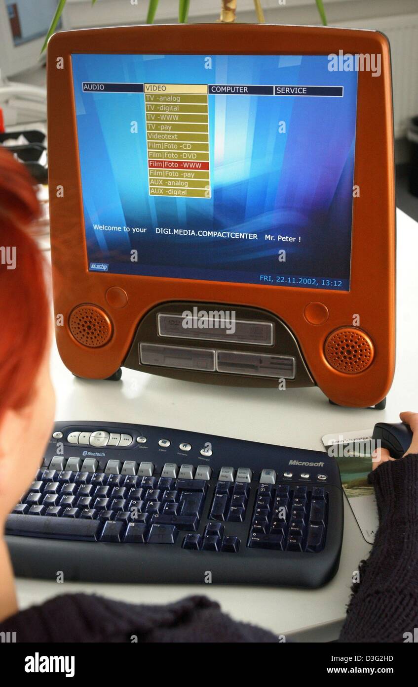 Dpa) - Il PC all-in-one 'Salino Pro' realizzato dalla società bluechip  Computer AG, raffigurato in Meuselwitz, Germania, 6 marzo 2003. Questa  novità sarà mostrato al CeBIT di Hannover tra il 12 e