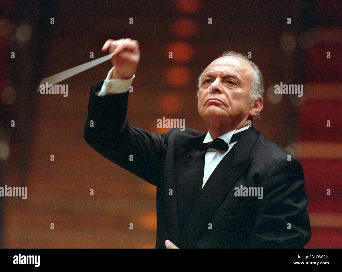 (Dpa file) - US conductor Lorin Maazel conduce la sua orchestra di Colonia, 29 gennaio 2000. Lorin Maazel è nato il 6 marzo 1930 a Neuilly (Parigi), dei genitori americani. Egli fu allevato ed educato negli Stati Uniti e all'età di soli sette, è stato invitato da Toscanini a condurre il N.B.C. Symphony e successivamente portato la New York Philharmonic in estate concer Foto Stock