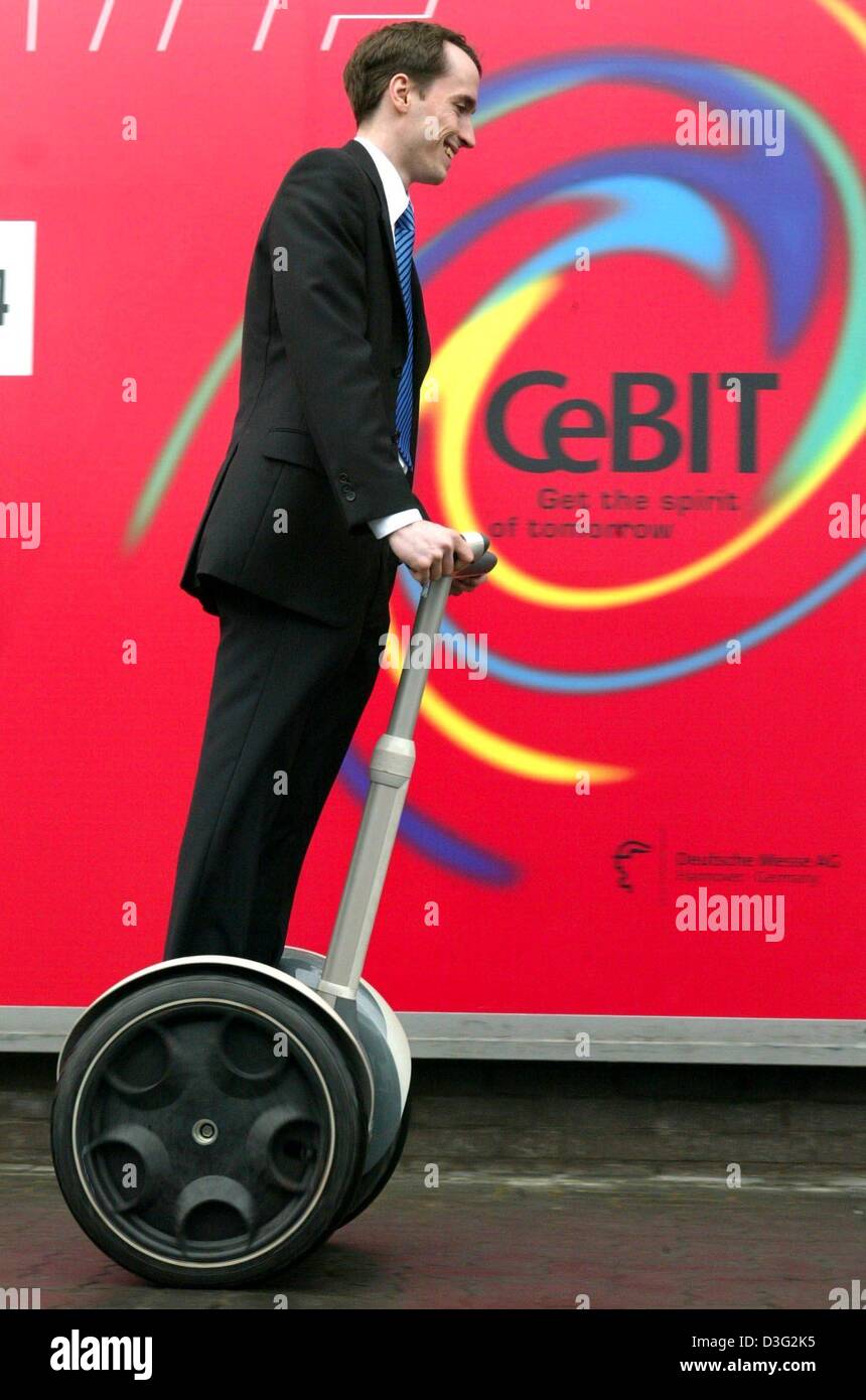 (Dpa) - Un visitatore è utilizzando un Segway scooter elettrico presso il più grande del mondo di computer fiera CeBIT di Hannover, Germania, 12 marzo 2003. Il CeBIT si svolgerà dal 12 al 19 marzo 2003. Più di 6.500 aziende provenienti da tutto il mondo sono la presentazione dei loro prodotti, che è del 20 per cento in meno rispetto allo scorso anno. Il CeBIT manager Raue si aspetta più di 600.000 visitatori. Alla luce di th Foto Stock