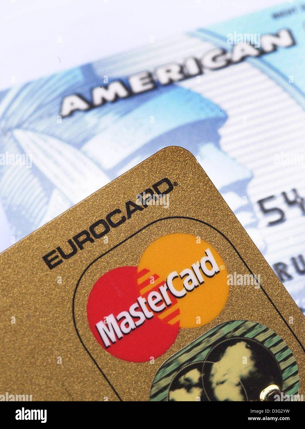 (Dpa) - una Eurocard e carte di credito American Express sono fotografati su un tavolo ad Amburgo, 4 marzo 2003. Per ottenere una carta di credito, uno deve essere almeno 18 anni e avere un reddito costante. Le carte di credito stanno diventando sempre più popolare in Germania. Foto Stock