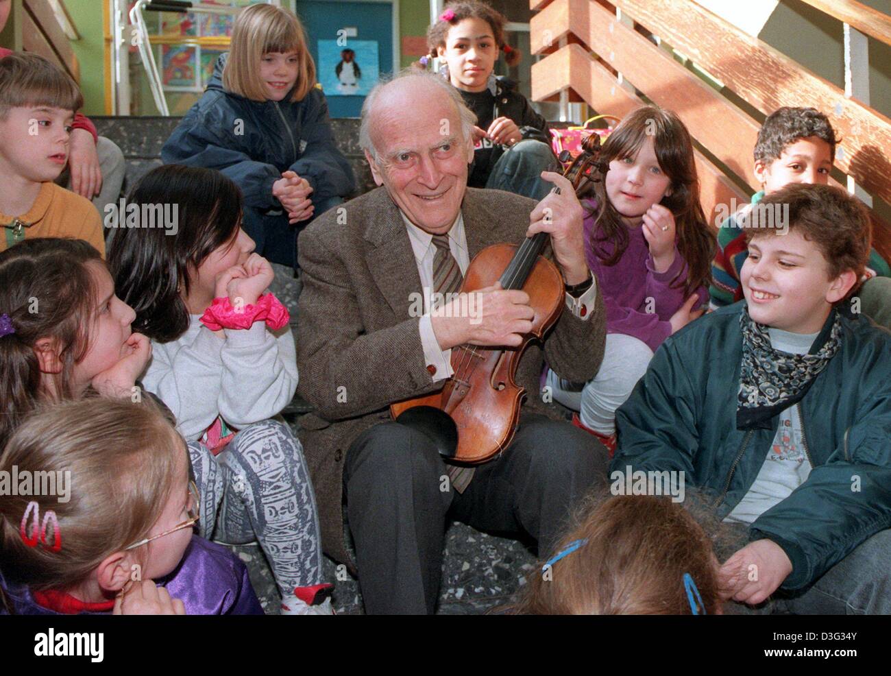 (Dpa file) - British violinista e direttore Yehudi Menuhin serenate sulle sue violin con un gruppo di bambini da Sonnenstrasse scuola primaria a Duesseldorf in Germania, 3 marzo 1997. Siamo nati Yehudi Menuhin divenne famoso in tutto il mondo come un violinista prima il suo ventesimo compleanno. Ha studiato a Parigi con il violinista e compositore George Enesco cui befriended e lavorato con tutto Foto Stock