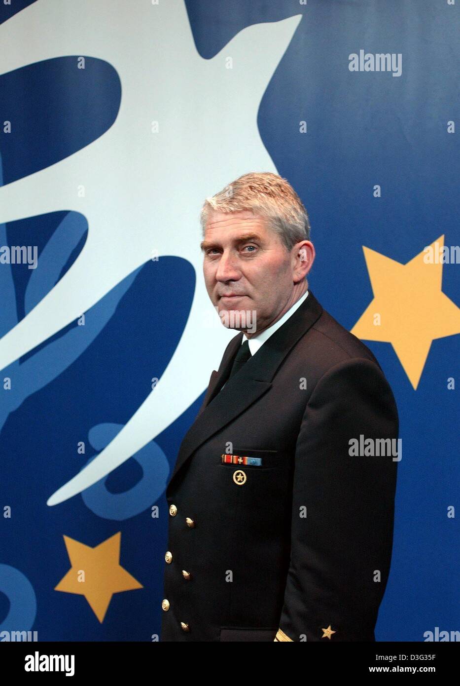 (Dpa) - Tedesco dell'ammiraglio Rainer FEIST (R) sta di fronte ad un pannello di una colomba della pace a palazzo Justus Lipsius city hall a Bruxelles, Belgio, 25 febbraio 2003. L'UE prevede di inviare la prima implementazione della sua formata di recente sciopero vigore nel marzo 2003 per l'ex Repubblica iugoslava di Macedonia. Sono le truppe per sostituire i soldati della NATO attualmente di stanza vi. Una stretta cooperazione b Foto Stock