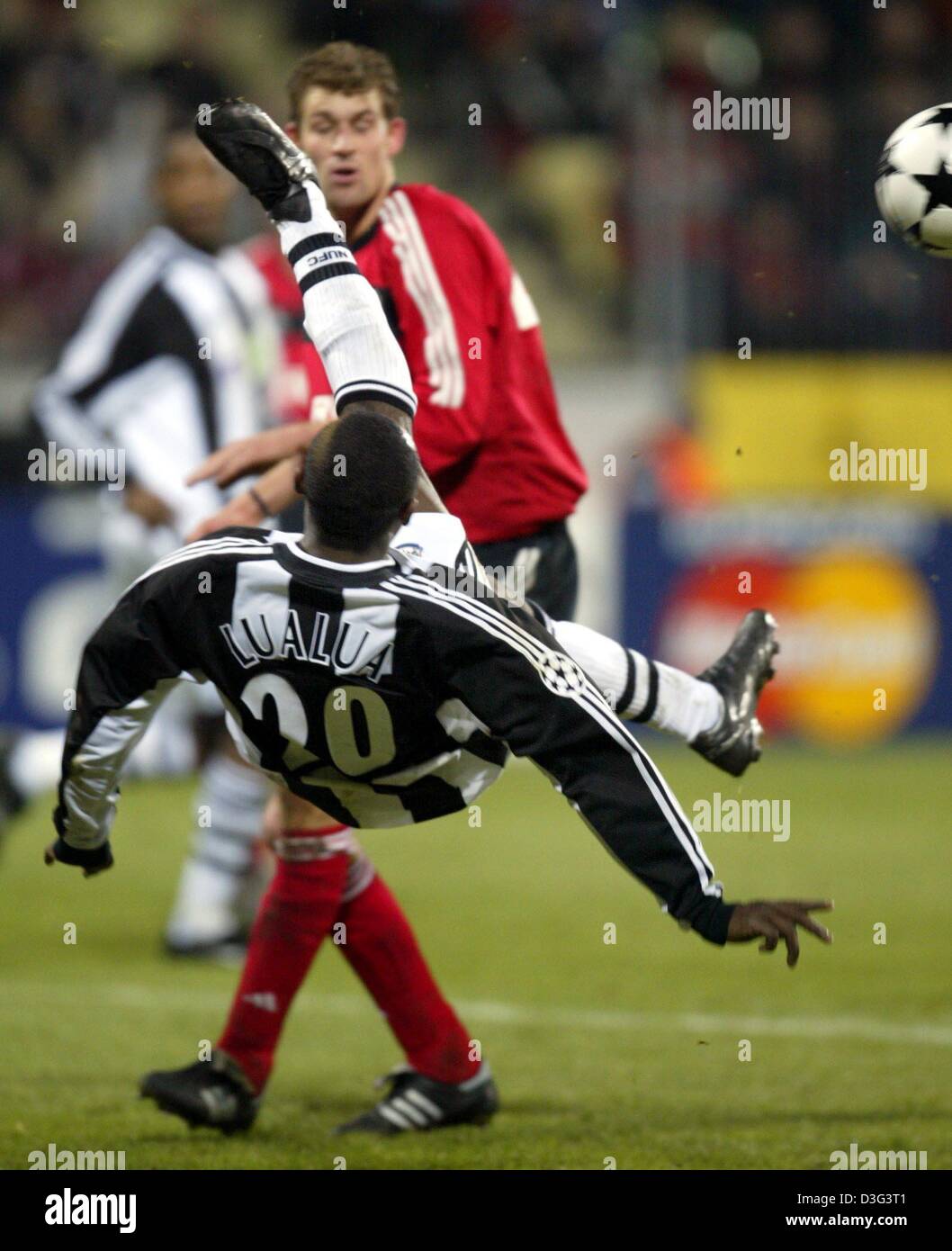 (Dpa) - Newcastle il riscontro Tresor Lomana LuaLua (anteriore), dal Congo, esegue una bicicletta kick durante il calcio europeo Champions League Bayer 04 Leverkusen contro il Newcastle United a Leverkusen, Germania, 18 febbraio 2003. Bayer 04 Leverkusen perde contro il Newcastle United 1-3 e scende al di fuori della concorrenza. Crisi-ridden Bayer 04 Leverkusen ranghi xv sul tedesco premier l Foto Stock