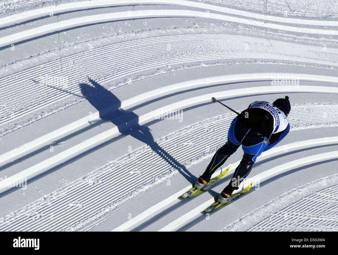 (Dpa) - un fondista treni in preparazione per il Campionato Mondiale di Sci Nordico in Val di Fiemme, Italia 17 febbraio 2003. La donna lo stile classico 15 chilometro di gara è il primo concorso di prendere posto. Il campionato del mondo di dura dal 18 febbraio fino al 1 marzo 2003. Foto Stock