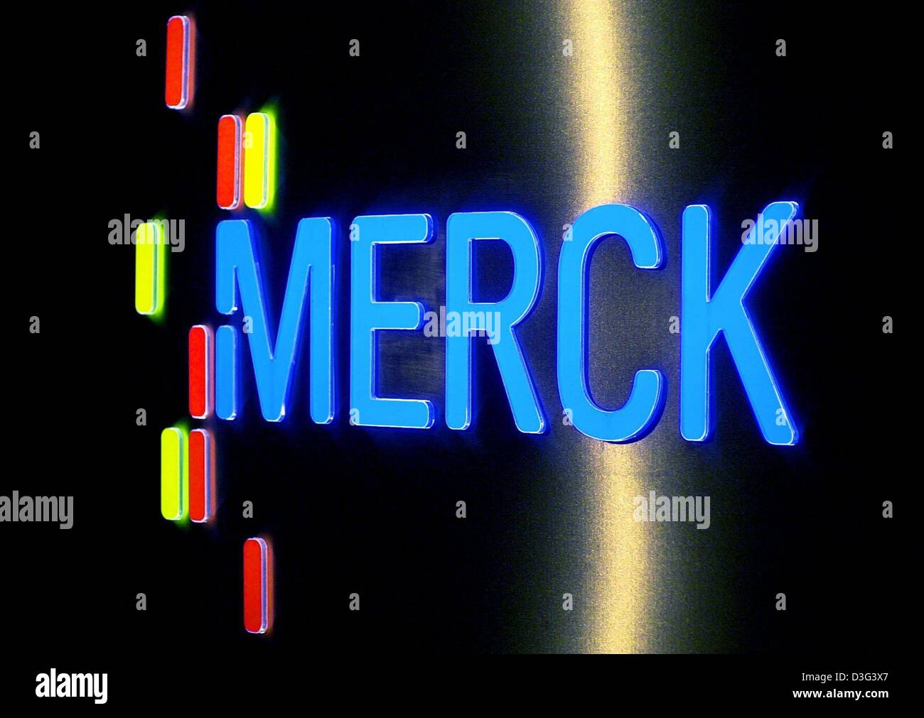 (Dpa) - Il logo del tedesco di prodotti farmaceutici e prodotti chimici Merck di gruppo, raffigurato in Darmstadt, 17 febbraio 2003. Di Merck 2002 guadagni immerso per metà con la scadenza dei brevetti sul suo anti-diabetici Glucophage farmaco e l'aumento dell'euro. Merck, non deve essere confuso con la più grande azienda statunitense dello stesso nome che separato dalla madre tedesca nel 1919, detta i guadagni sono stati o Foto Stock