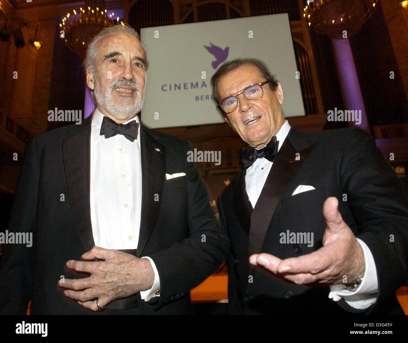 (Dpa) - L'ospite della serata, attore britannico Roger Moore (R), e l'attore Christopher Lee pongono durante il cinema per la pace la carità di gala in Berlino, 10 febbraio 2003. Serata di gala, che avvengono durante la Berlinale film festival è stato organizzato da UNICEF per raccogliere fondi per i bambini nelle zone di guerra. Foto Stock