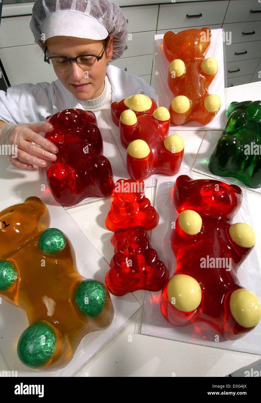 (Dpa) - Jelly orsi del peso di circa 2 kg di peso sono presentati per prodotto Produttore pomotore Susann Thomas all'Gummi Bear fabbrica in Boizenburg, Germania, 9 dicembre 2003. La tremenda orsi sono prodotte per feste, matrimoni o come sorpresa presenta. Foto Stock