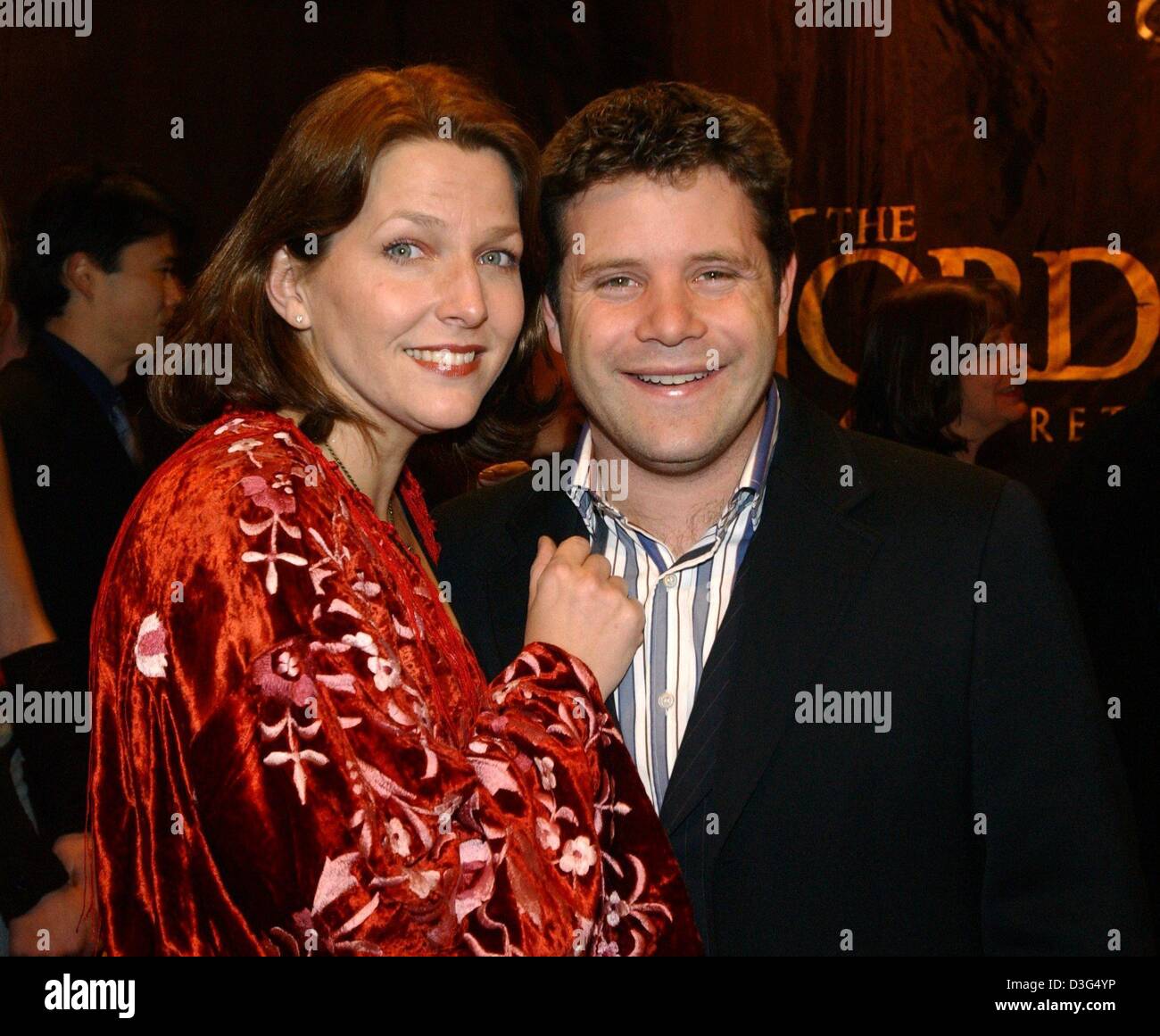 (Dpa) - Noi attore Sean Astin, che interpreta il ruolo di Sam, arriva con sua moglie Christine presso l'European premiere del film "Il Signore degli Anelli - Il Ritorno del Re" di Berlino, 10 dicembre 2003. Foto Stock