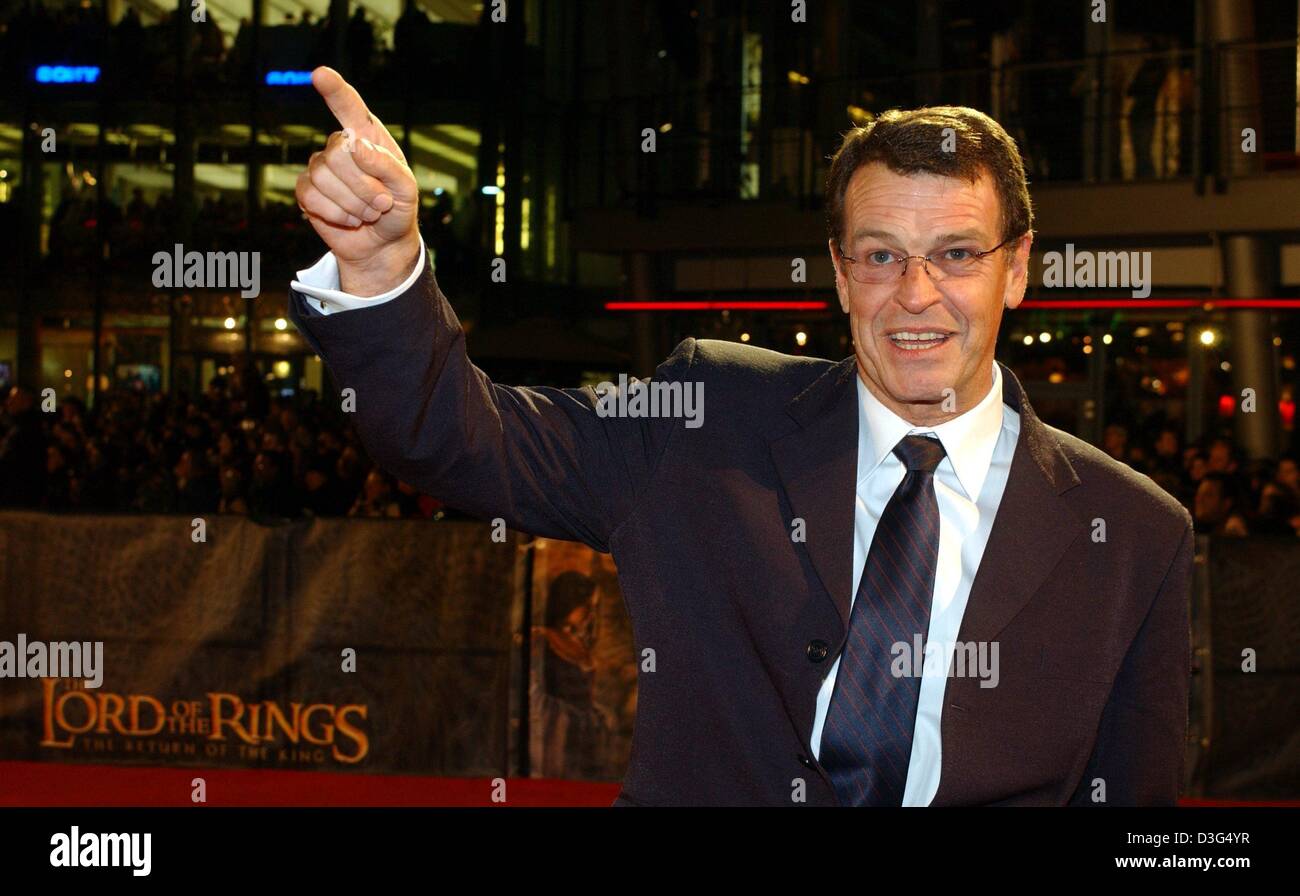 (Dpa) - attore John Noble, che gioca Denethor, onde come egli arriva a premiere europeo del film "Il Signore degli Anelli - Il Ritorno del Re" di Berlino, 10 dicembre 2003. Foto Stock