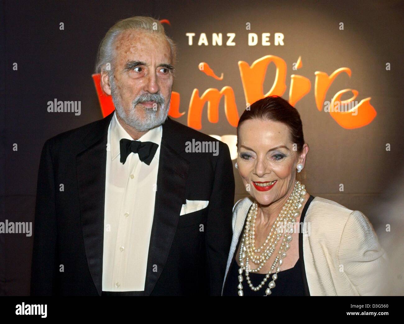 (Dpa) - attore britannico Christopher Lee, il più famoso Dracula impersonater, e sua moglie danese Gitte arrivare per la serata di apertura del musical 'Danza dei vampiri" presso la "Neue Flora " teatro ad Amburgo, 7 dicembre 2003. Il musical, basato su Polanski's 1967 film di culto, è stato anche diretto da Polanski. La prima mondiale del musical ha avuto luogo a Vienna nel 1997. Foto Stock