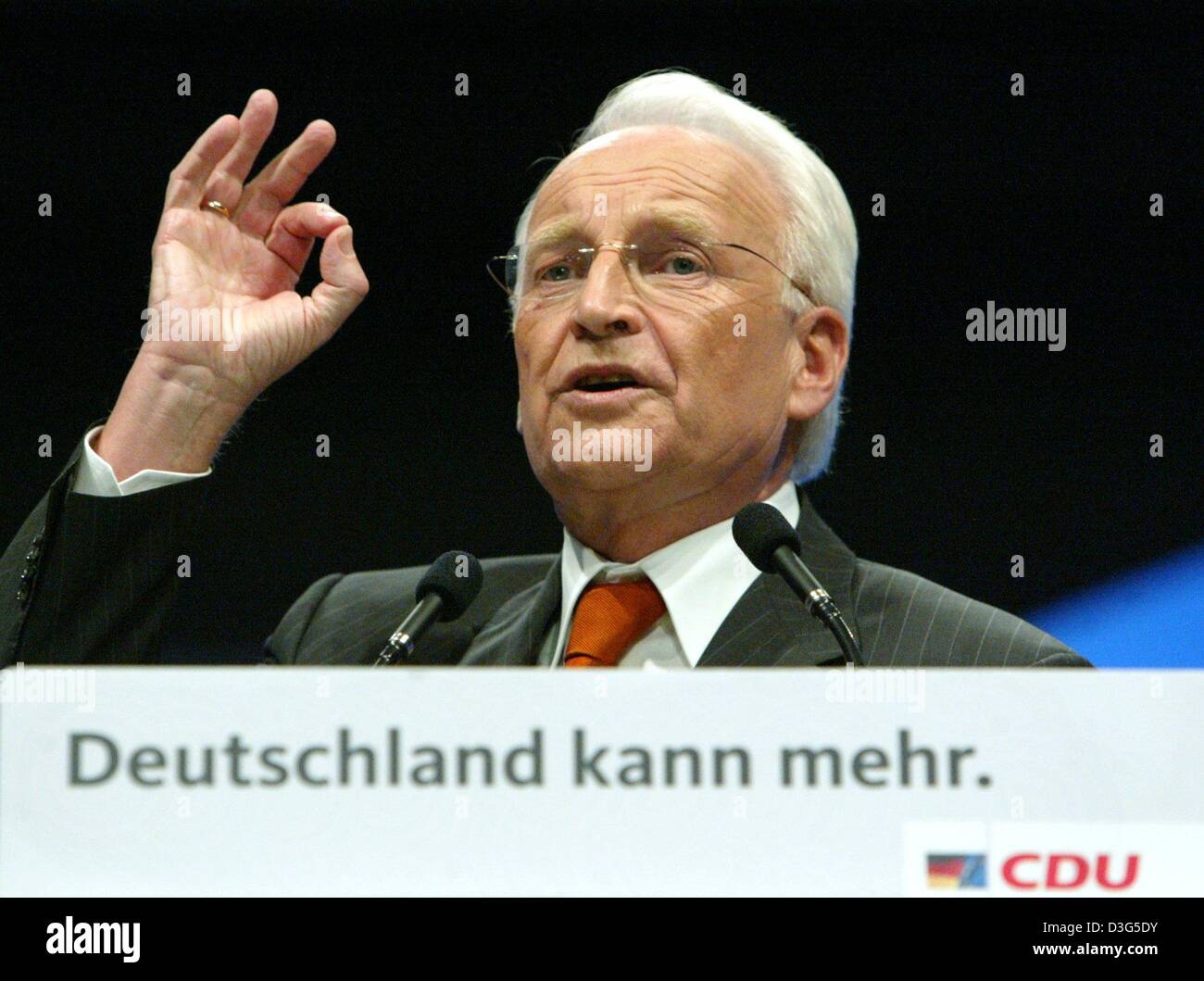 (Dpa) - Edmund Stoiber, Primo Ministro della Baviera e Presidente del conservatore partito CSU, parla durante il congresso del partito il partito fratello CDU (Cristiana Unione Democratica), a Leipzig, Germania, 2 dicembre 2003. Il testo sul leggio legge "eutschland kann mehr" (Germania può fare meglio). CDU leader erano wrap-up per i due giorni di congresso di partito dopo aver accettato una più radi Foto Stock