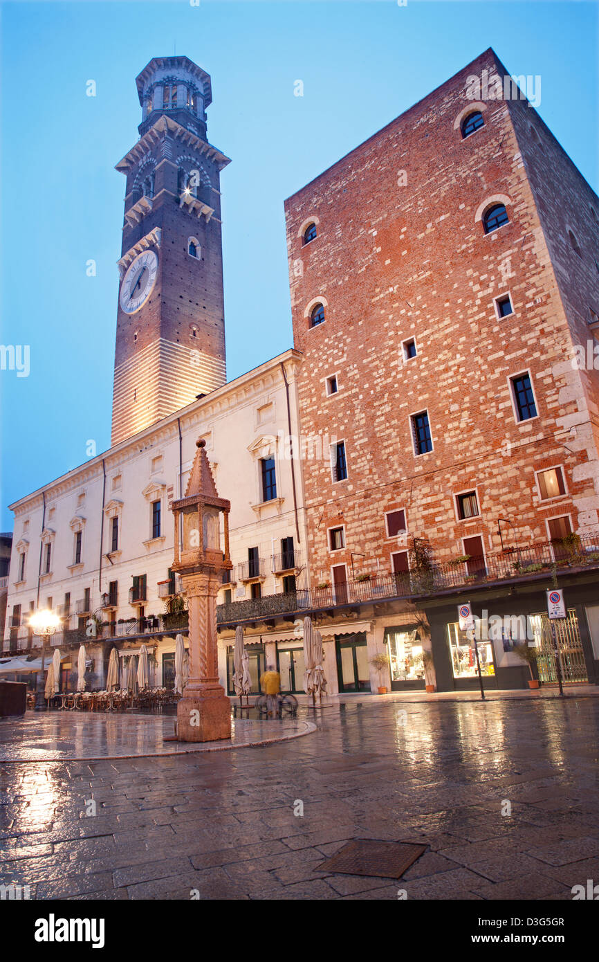 Verona - Piazza Erbe e la Torre dei Lamberti in rainly crepuscolo Foto Stock