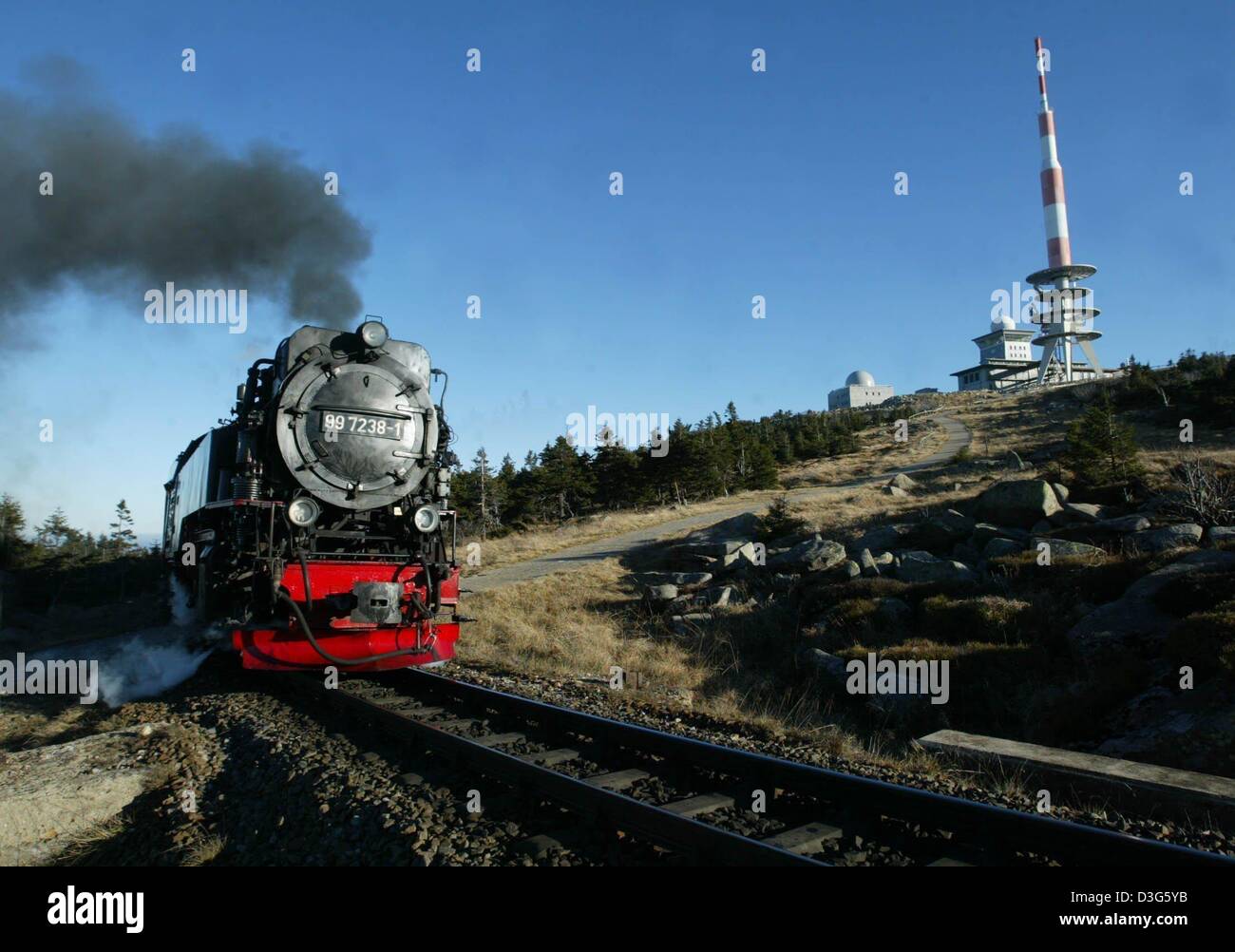 (Dpa) - Un motore di Harzer linea a scartamento ridotto colpi alcuni vapore come esso è in salita il 1.142 m alto Brocken montagna vicino a Schierke, Germania orientale, 13 novembre 2003. La storica linea ferroviaria fino Brocken Mountain è un preferito attrazione turistica della regione, che attrae oltre 1,1 milioni di clienti nel 2002. Foto Stock