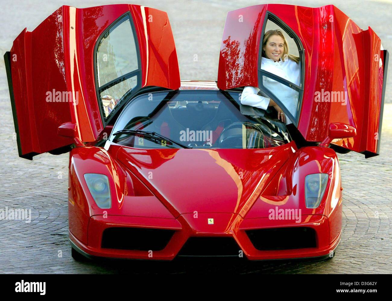 (Dpa) - Isabel guarda attraverso la porta a battente di un rosso Enzo Ferrari a Essen, Germania, 28 ottobre 2003. Il super car con 660 hp è costruito in una edizione limitata con soli 399 modelli, ciascuno dei quali sarà venduto ad un prezzo di Euro 645,000. Foto Stock