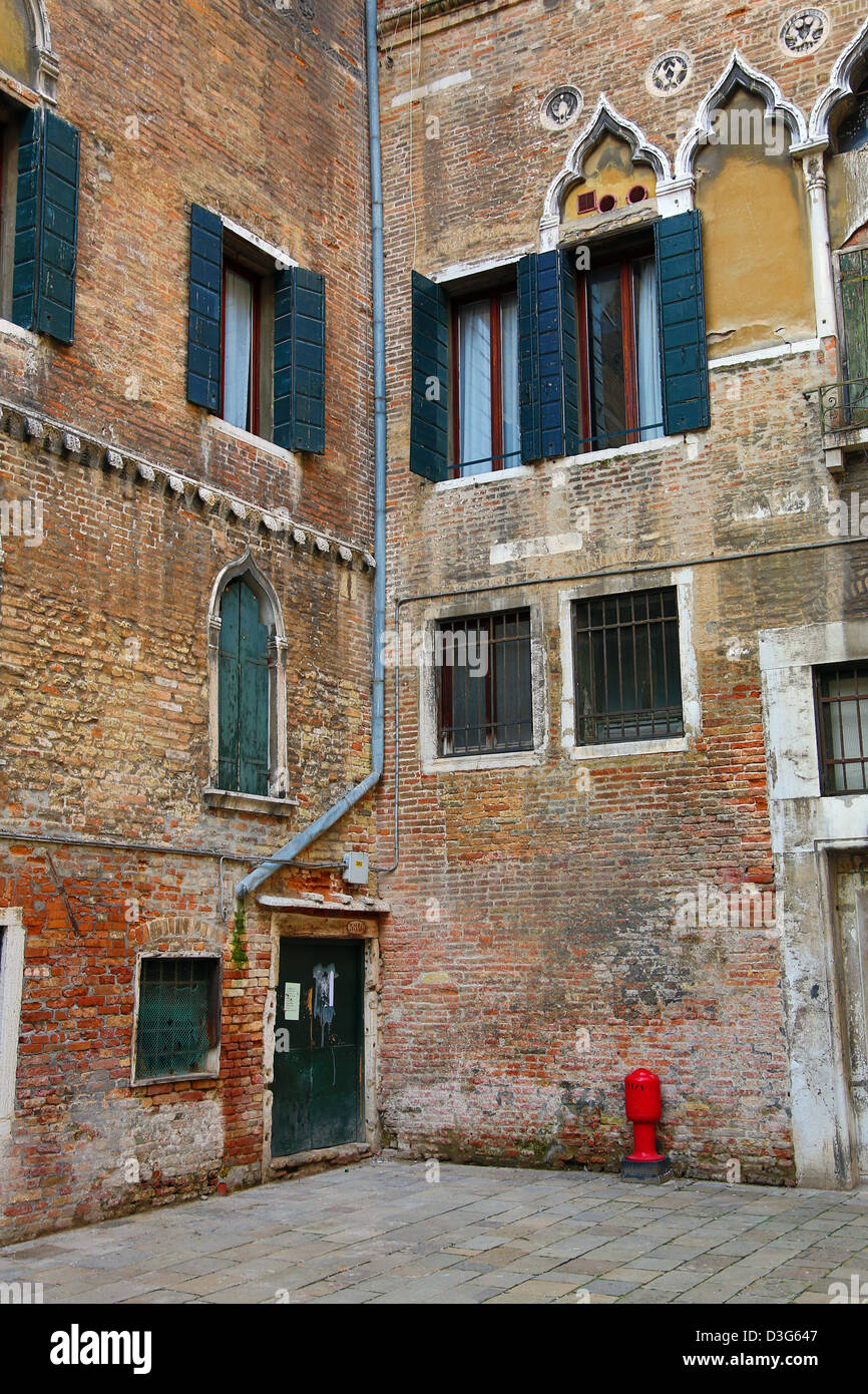 Vecchia architettura italiana di un edificio in una piazza di Venezia, Italia Foto Stock