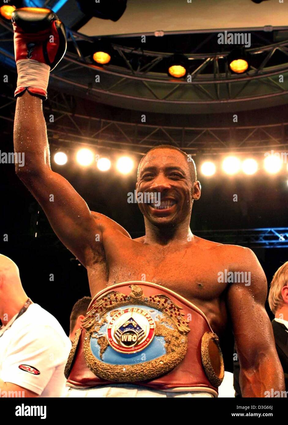 (Dpa) - British boxer Johnny Nelson, campione del mondo nella categoria cruiserweight secondo WBO regolamenti, solleva il suo braccio nella vittoria e saluti dopo aver vinto la lotta contro il tedesco Alexander challanger Petkovic al Oberfrankenhalle (sede) a Bayreuth, Germania, 15 novembre 2003. 36-anno-vecchio Nelson ha difeso il suo titolo contro il 23-anno-vecchio Petkovic per l undicesima volta sul punto Foto Stock