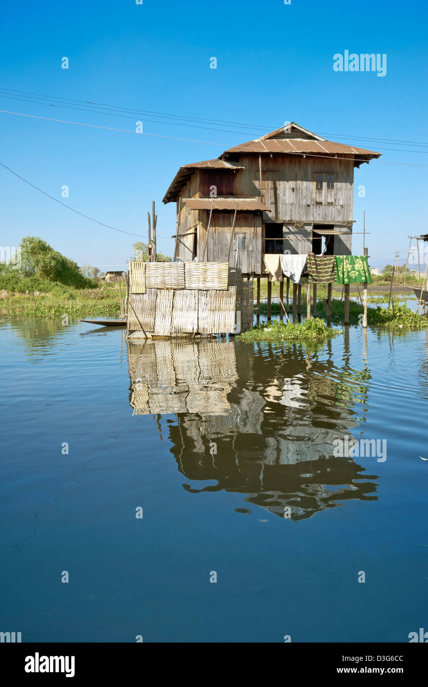 Un villaggio in Inle (anche, intarsio) il lago in Myanmar Foto Stock