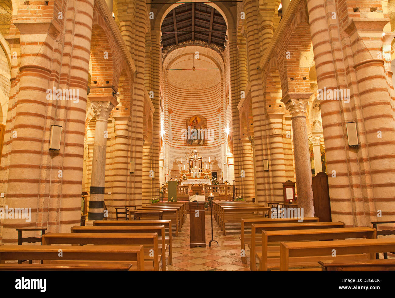 VERONA - gennaio 27: la navata della chiesa romanica di San Lorenzo costruire in 12. cento. Foto Stock