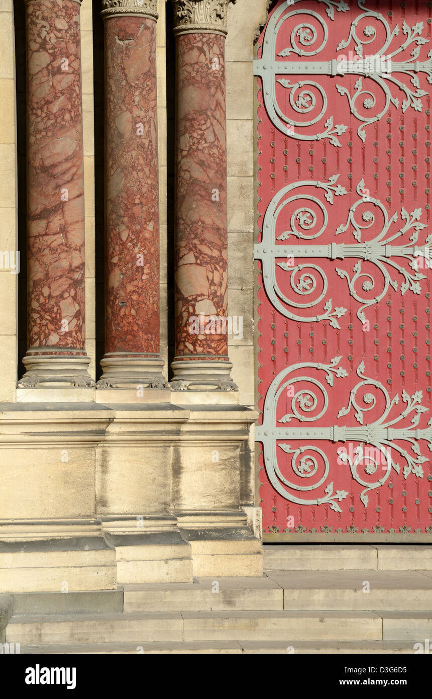 Porta con cerniere in ferro battuto decorativo, staffe e colonne in marmo della Cattedrale di Marsiglia o Cathédrale de la Major Marseille Provence Francia Foto Stock