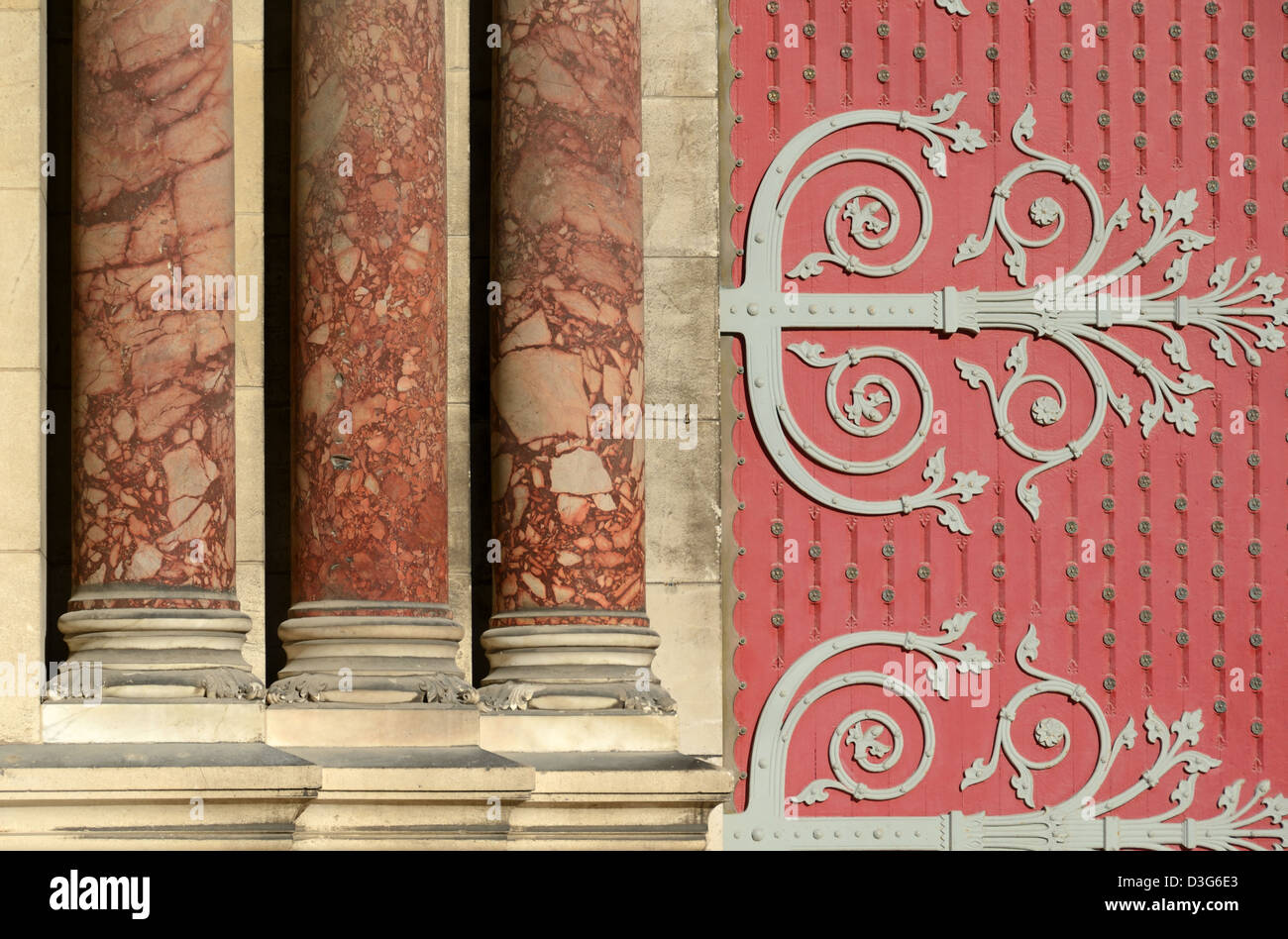 Porta con cerniera in ferro battuto decorativo e colonne in marmo della Cattedrale di Marsiglia o Cathédrale de la Major Marseille Provence France Foto Stock