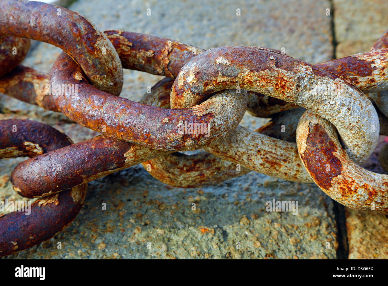 Metallo arrugginito maglie di catena nel porto di Venezia, Italia Foto Stock