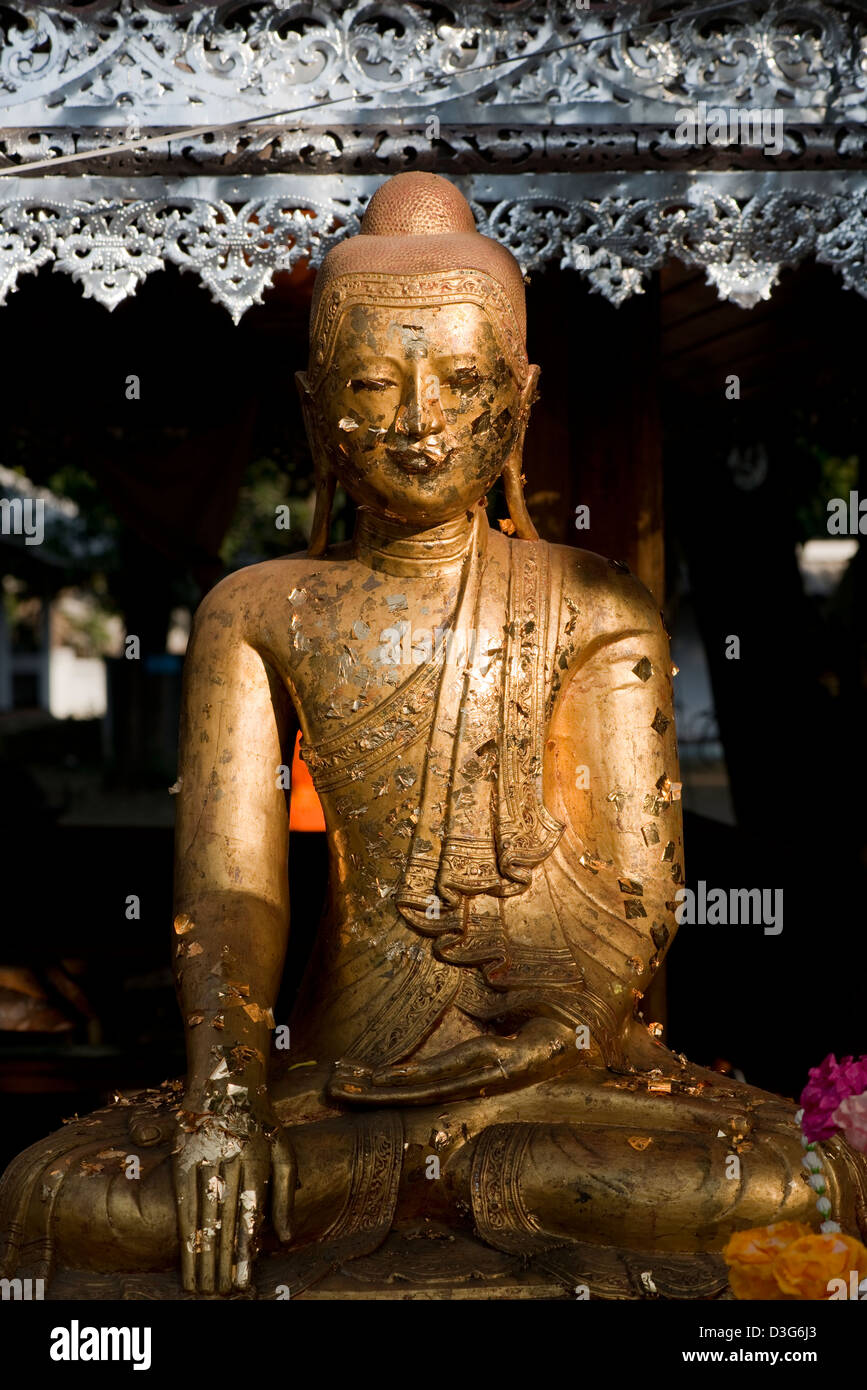 Un oro dipinta statua del Buddha ricoperta in foglia oro al Wat Pa Khamo in Pai, Mae Hong Son provincia, Thailandia Foto Stock