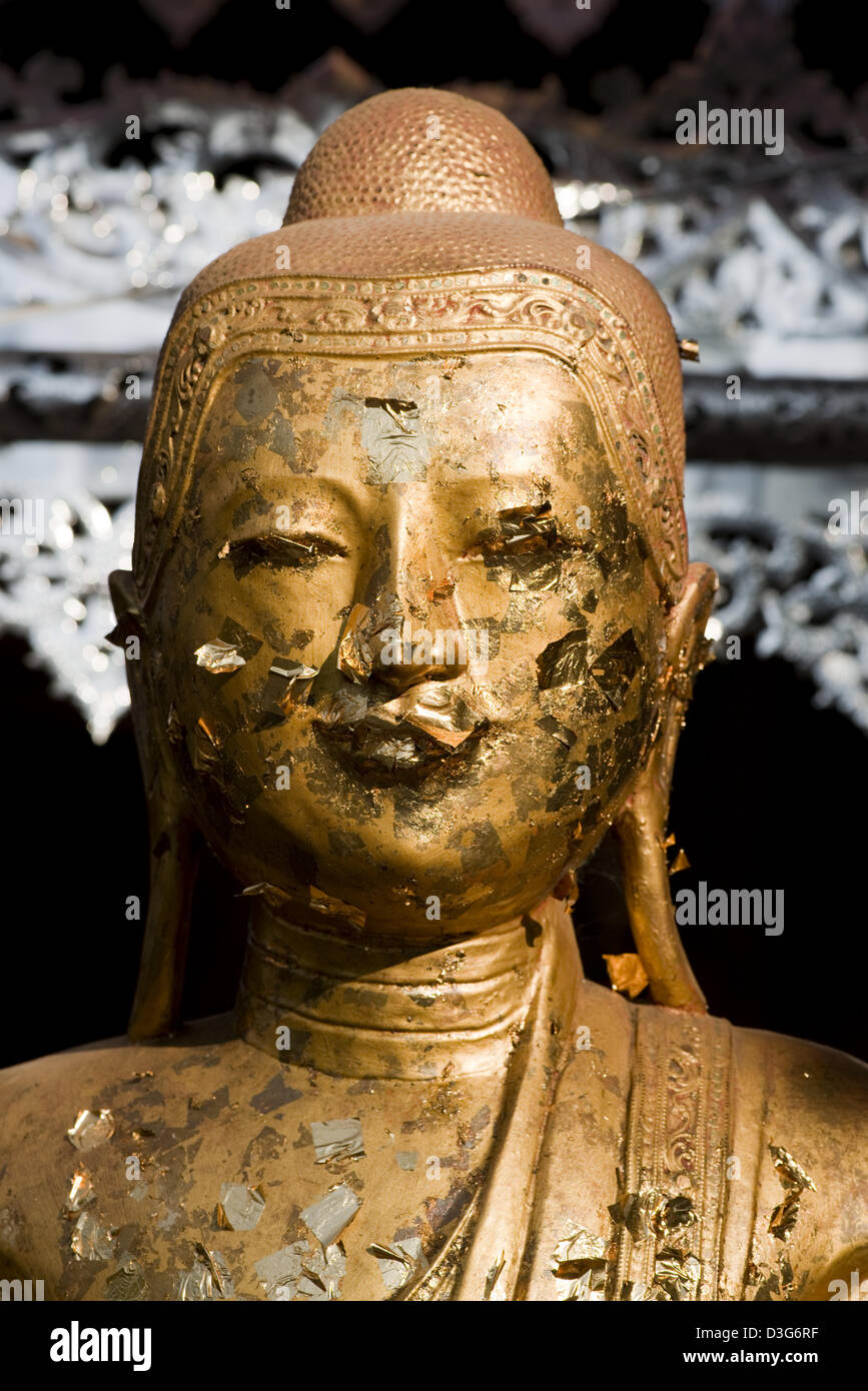 Un oro dipinta statua del Buddha ricoperta in foglia oro al Wat Pa Khamo in Pai, Mae Hong Son provincia, Thailandia Foto Stock