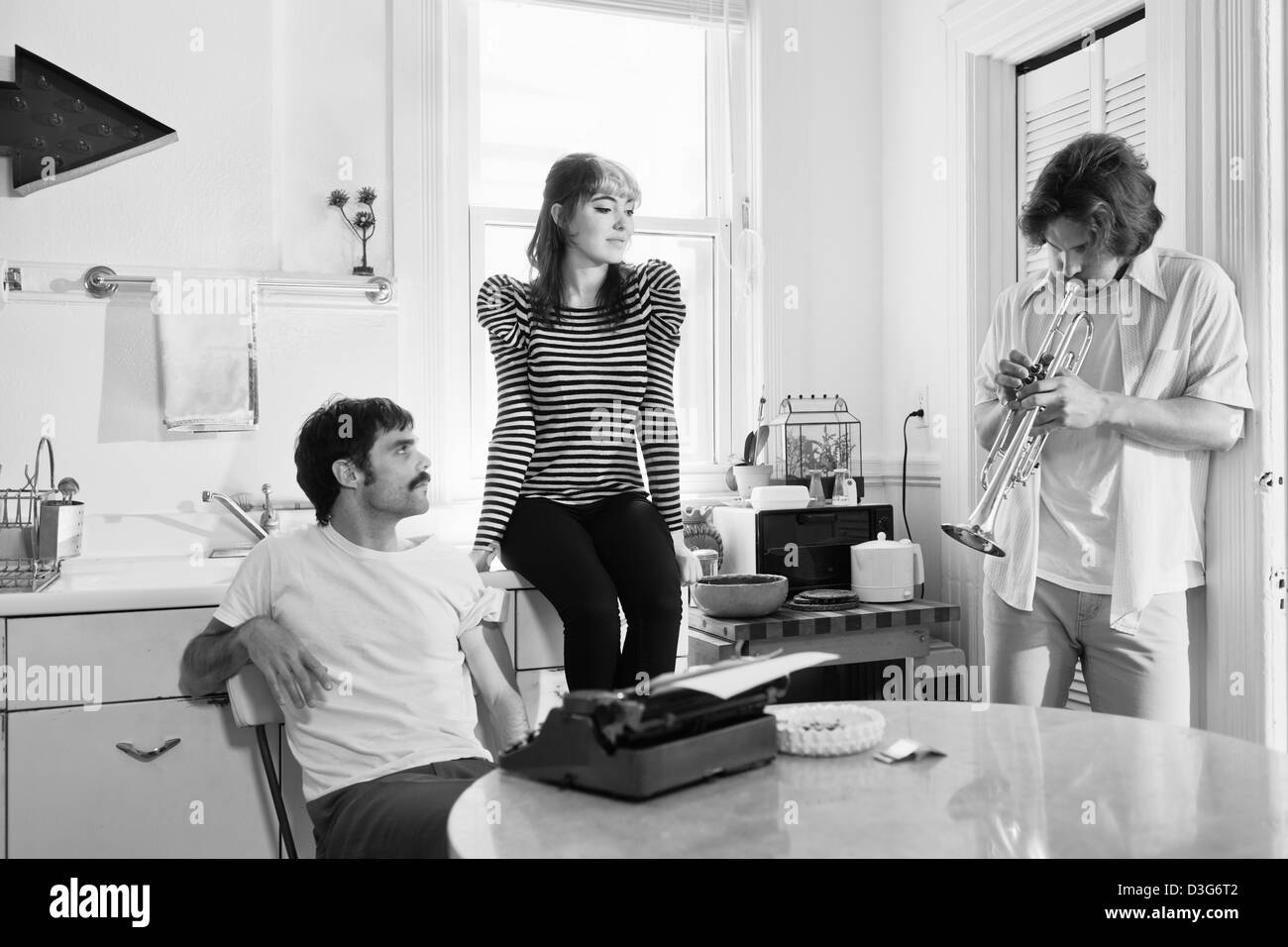 Amici e coinquilini godendo di tromba suonare musica insieme Foto Stock