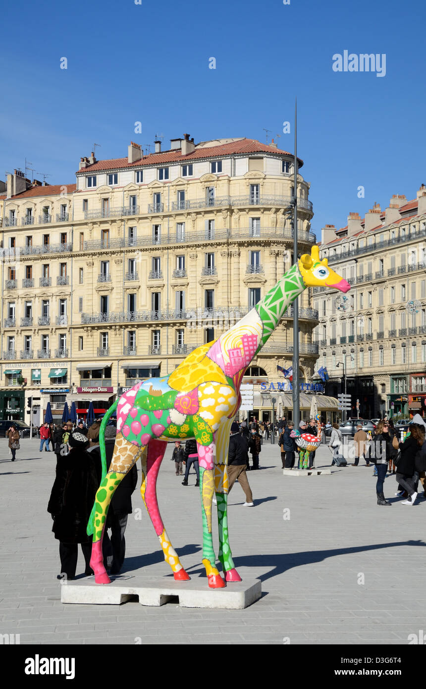 Piazza pubblica e scultura dipinta di giraffa colorata nella zona pedonale di Quay, Quayside o Quai des Belges Vieux Port Marseille Provence Francia Foto Stock