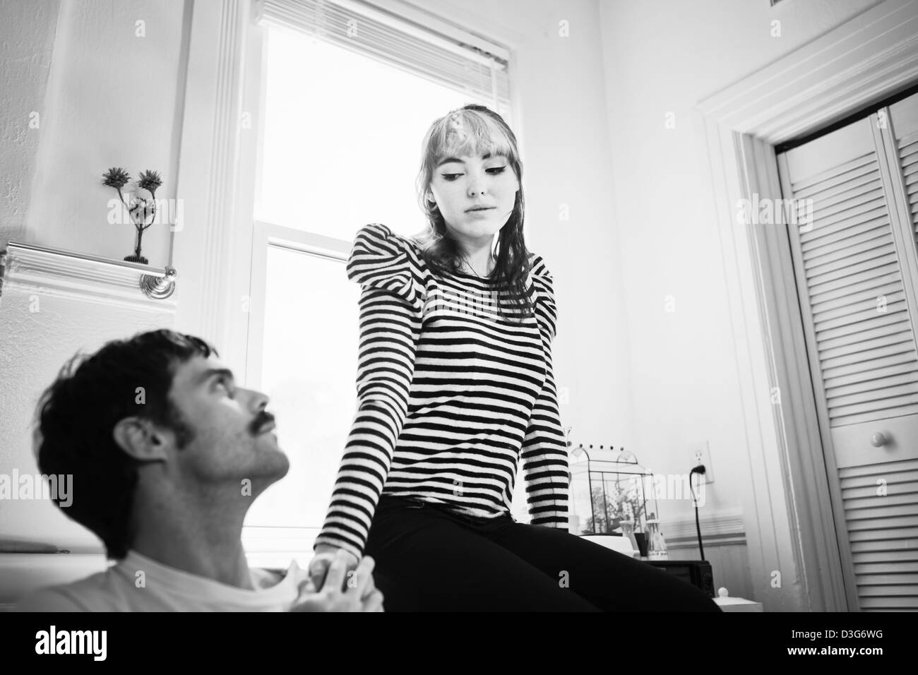 Coppia giovane in momenti intimi e problemi di relazione Foto Stock