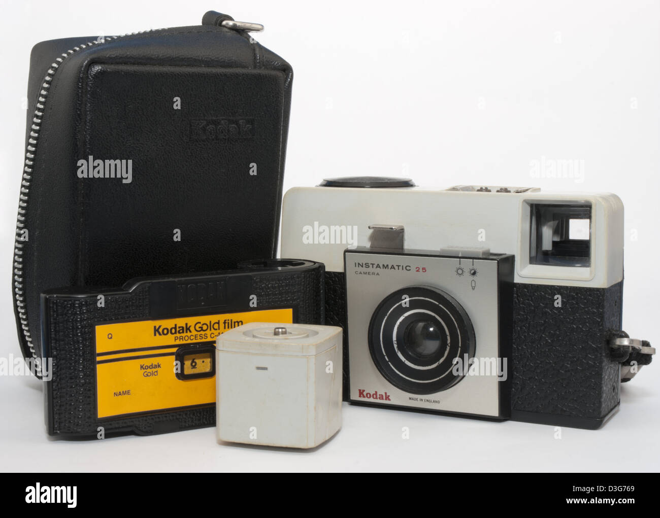 Kodak instamatic 25 126 telecamera con custodia, 126 film cartuccia e hot shoe adattatore per flash cubo. Foto Stock