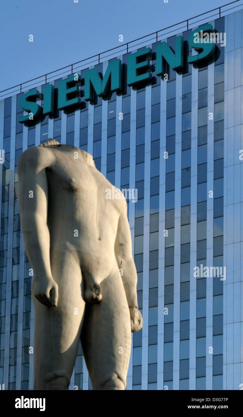 (Dpa) - una testa di statua si trova nella parte anteriore dell'edificio per uffici di elettrotecnica tedesca Siemens gigante a Duesseldorf in Germania, 4 novembre 2003. Siemens guadagni netti nell'anno fiscale 2003 è leggermente calato a 2,44 miliardi di euro rispetto ai 2,6 miliardi di euro l'anno prima. Il fatturato di business più recente anno era di 74,2 miliardi di euro, in calo del 12 per cento da 2001-2002, Siemens Foto Stock