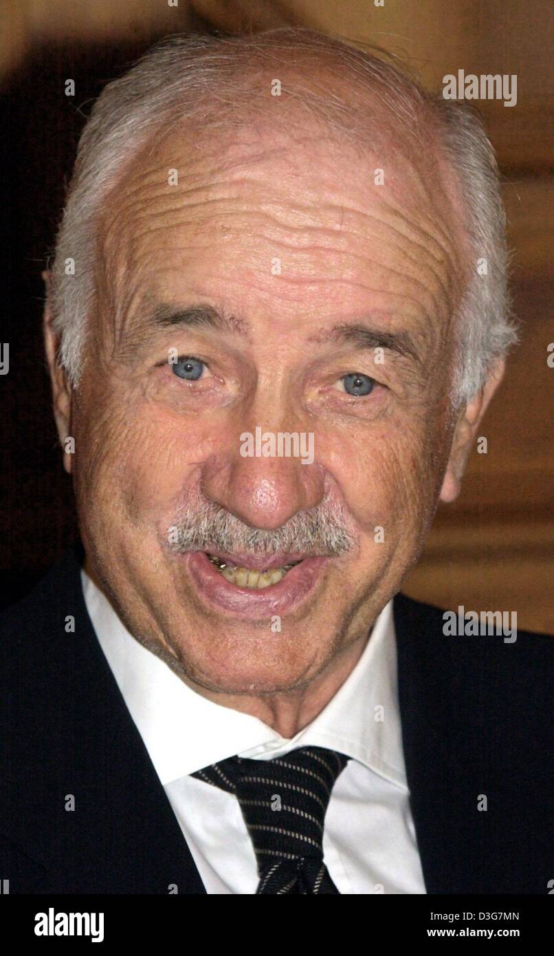 (Dpa) - attore tedesco Armin Mueller-Stahl (72) Sorrisi durante una lettura in Stralsund, Germania, 2 novembre 2003. Mueller-Stahl, che divenne famosa a livello internazionale nel film di Hollywood come 'Musica Box', 'Shine', 'Notte sulla terra' e 'Mission su Marte", ha iniziato la sua carriera presso il teatro di Berlino Est, prima di trasferirsi a Berlino Ovest nel 1980. Ha vinto un Oscar nomination per il suo ruolo in 'Shine Foto Stock