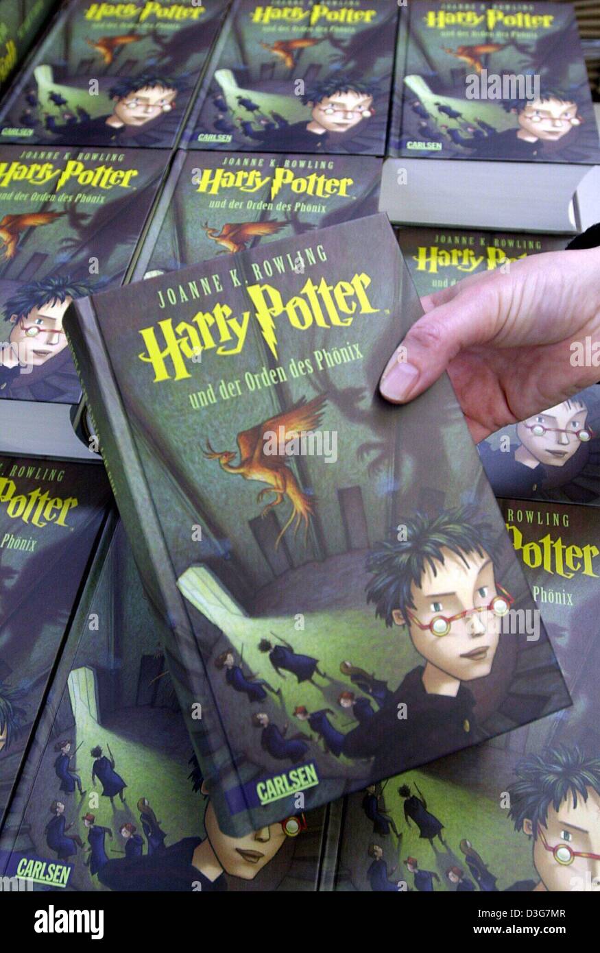 Dpa) - Un dipendente di internet libraio amazon.de mostra un libro di  lingua tedesca edizione del quinto Harry Potter volume in Bad Hersfeld,  Germania, 3 novembre 2003. "Harry Potter e l'Ordine della