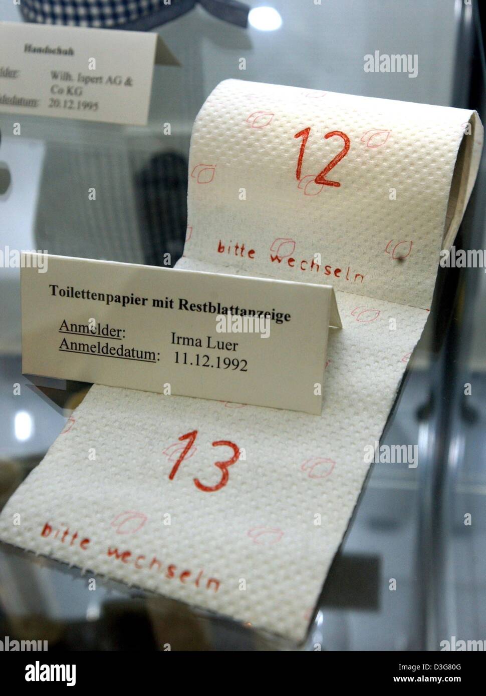 Dpa) - Un rotolo di carta igienica poggia su una mostra-caso costituiti da  vetro maestro presso la filiale locale dell'ufficio brevetti in Jena,  Germania, 18 giugno 2003. L ufficio è stato aperto