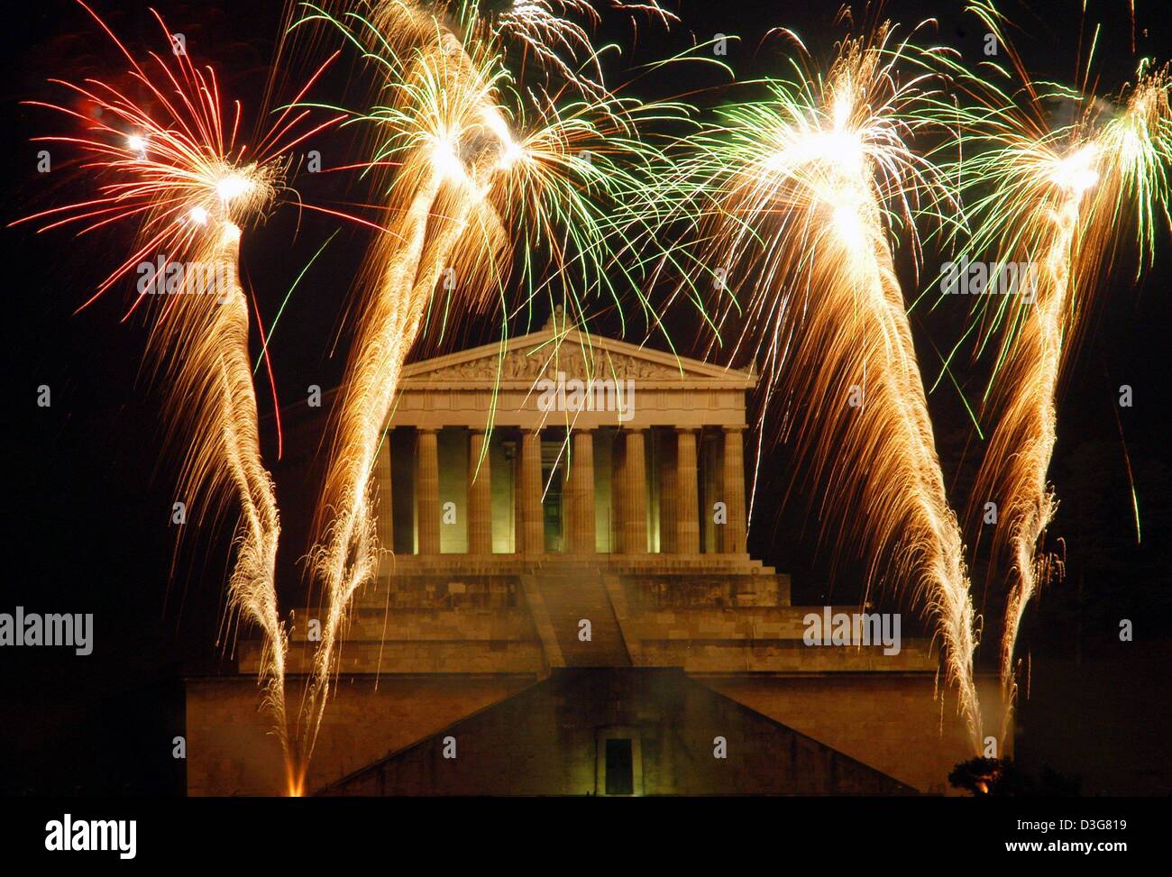(Dpa) - Fuochi d'artificio illuminano il Walhalla, la sala di commemorazione per esponenti di spicco della cultura tedesca, vicino Donaustauf, Germania, 25 ottobre 2003. Il tempio è costruito sul lato esterno in stile dorico, con 52 colonne e con 358 ampia scalinata che conduce alla porta di ingresso. Il Walhalla era uno degli edifici pubblici di Ludwig di Baviera, costruito dal 1830 al 1842, e chiamato da Foto Stock