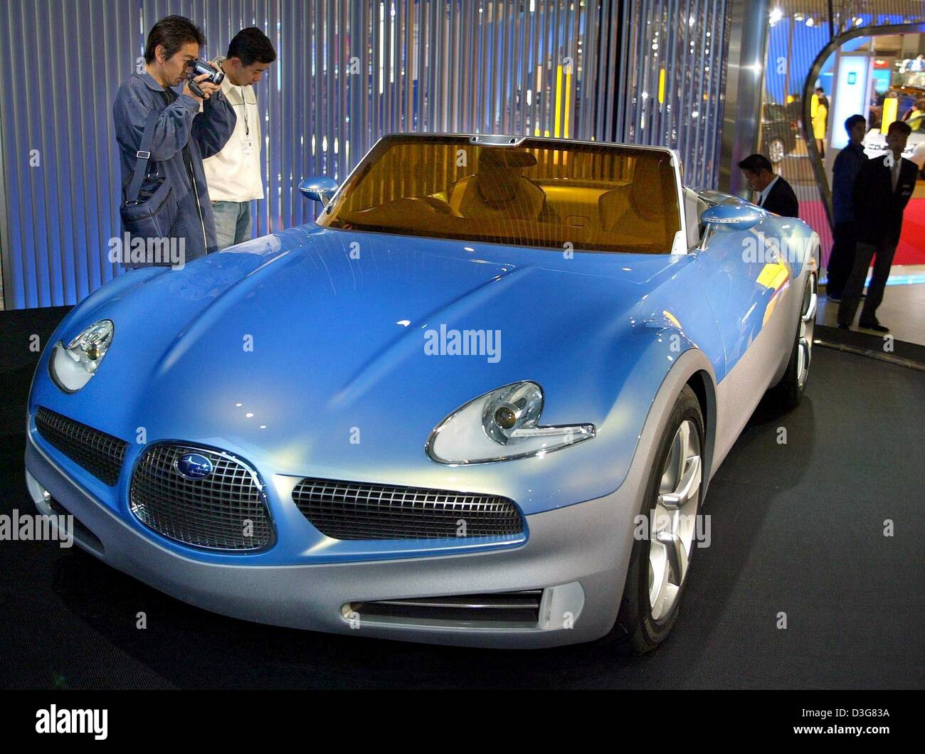 (Dpa) - Visitatori guardare lo studio nel design B9 Scrambler dalla Subaru al Motorshow di Tokyo, Giappone, 23 ottobre 2003. La concept car dispone di quattro ruote motrici e un 137 hp motore boxer, il quale è collegato ad un motore elettrico. La macchina utilizza il motore elettrico fino a una velocità di 80 km/h. Il Motorshow di Tokyo corre dal 25 Ottobre al 5 novembre 2003. Foto Stock